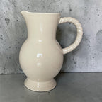 Vase pichet beige torsadé en faïence | 20,5 cm