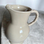 Vase pichet beige torsadé en faïence | 20,5 cm