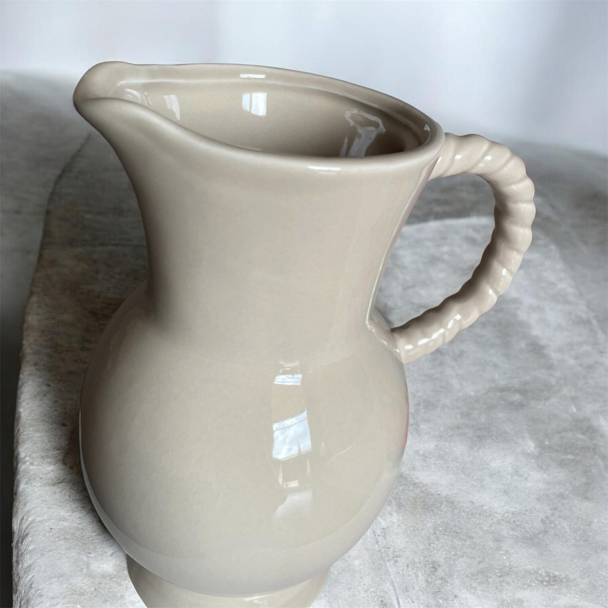 Vase pichet beige torsadé en faïence | 20,5 cm