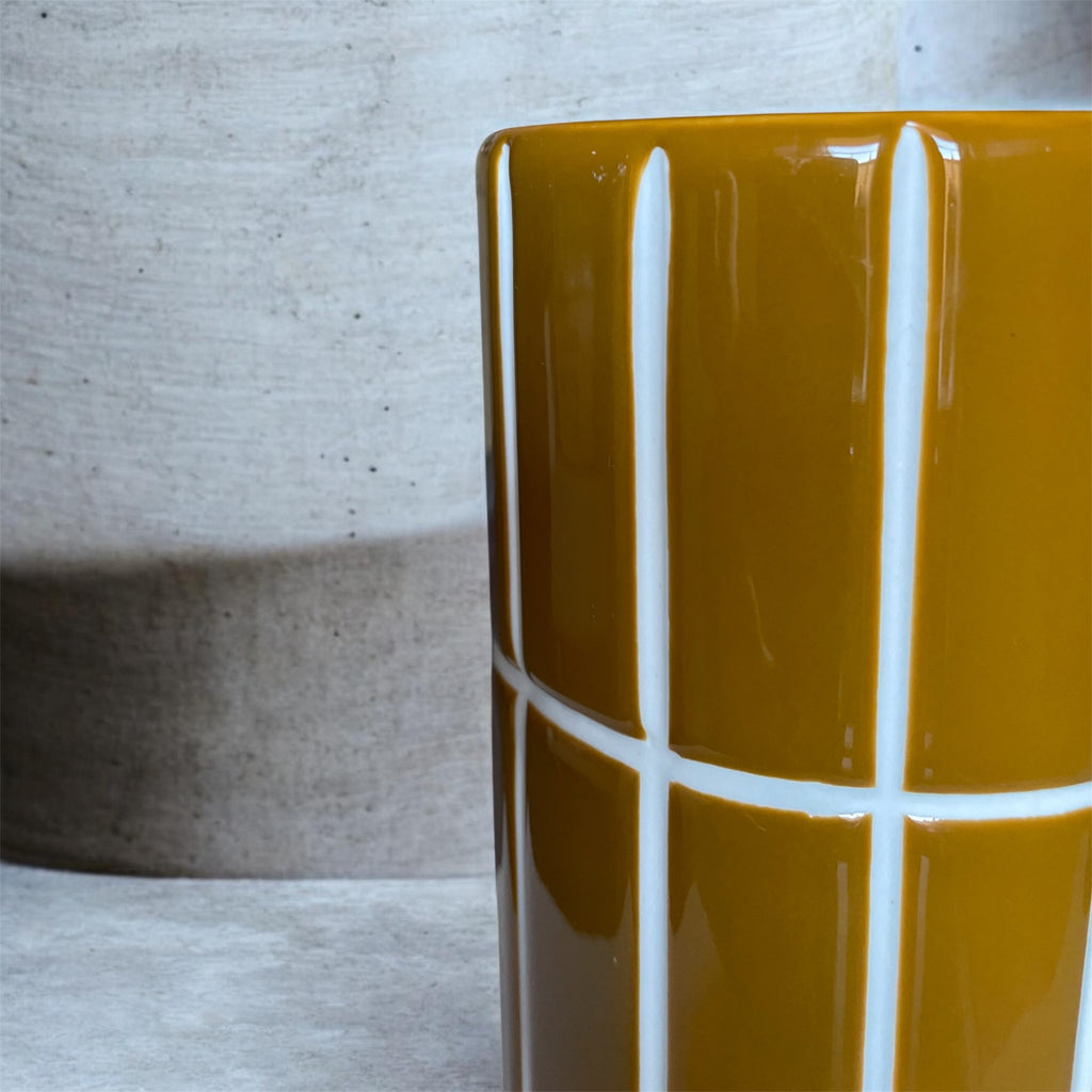 Vase décoratif ocre en céramique effet carrelage – 23 cm