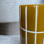 Vase décoratif ocre en céramique effet carrelage – 23 cm