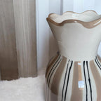 Vase collerette beige rayé en faïence – 23,5 cm