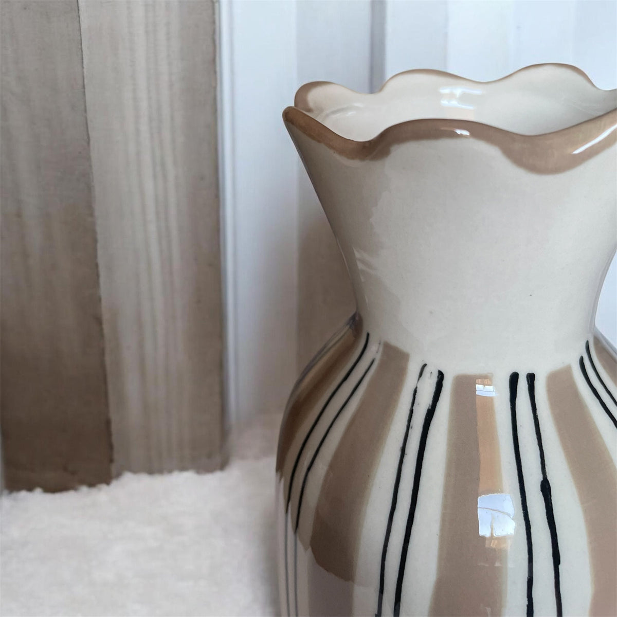 Vase collerette beige rayé en faïence – 23,5 cm