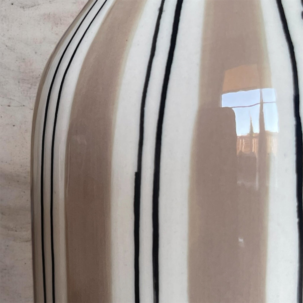 Vase collerette beige rayé en faïence – 23,5 cm