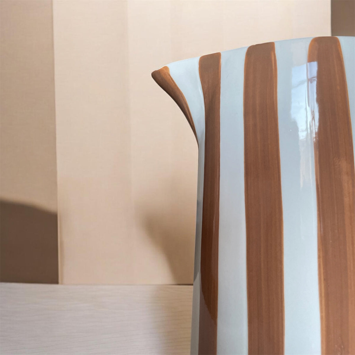 Vase pichet marron rayé en porcelaine – 21,3 cm