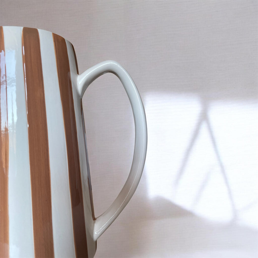 Vase pichet marron rayé en porcelaine – 21,3 cm