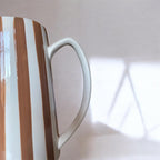 Vase pichet marron rayé en porcelaine – 21,3 cm