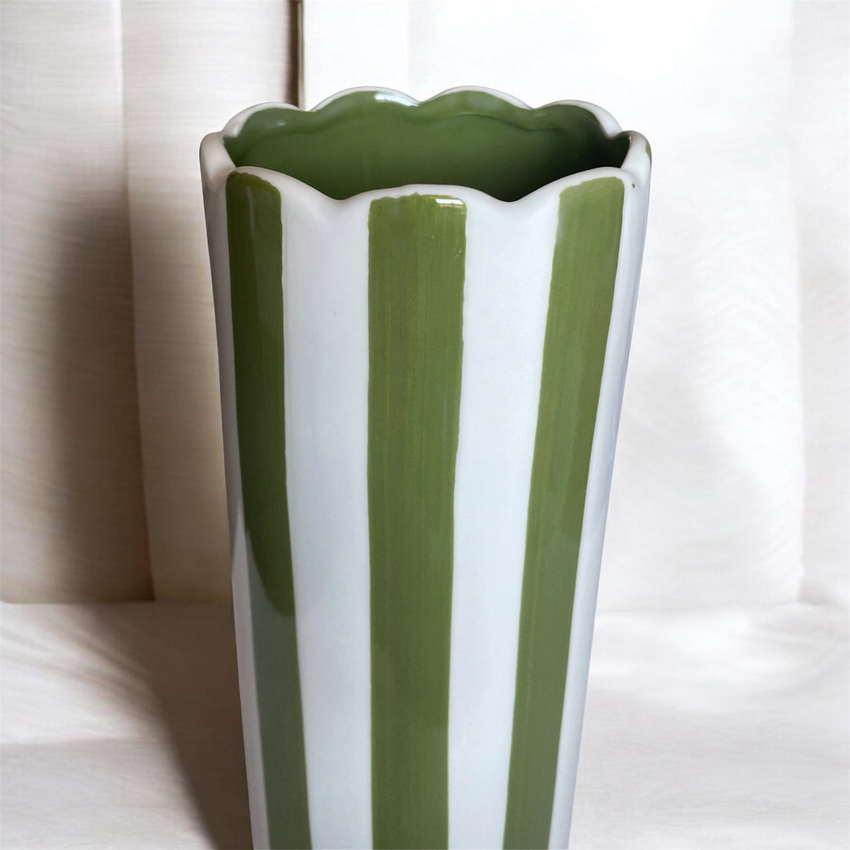 Vase décoratif kaki rayé en porcelaine – 24 cm