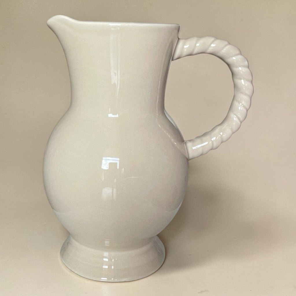Vase pichet beige torsadé en faïence | 20,5 cm