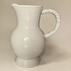 Vase pichet beige torsadé en faïence | 20,5 cm