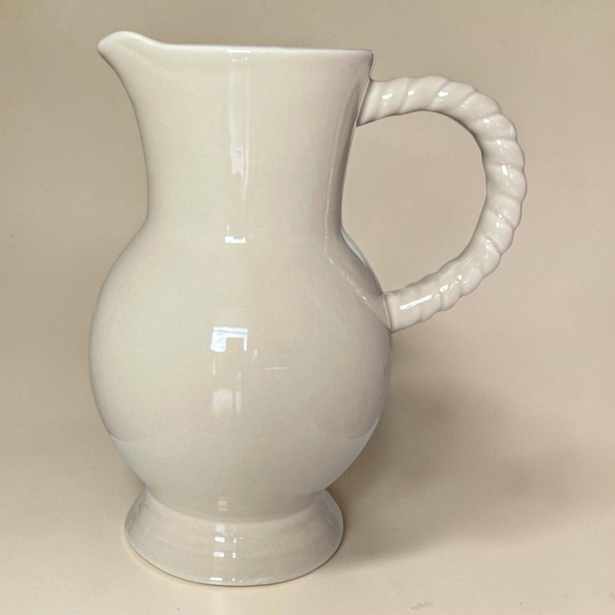 Vase pichet beige torsadé en faïence | 20,5 cm